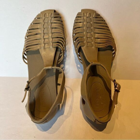 Women's BareTraps T Strap Sandals Taupe  Size 10M Closed Toe Flats - Picture 7 of 9